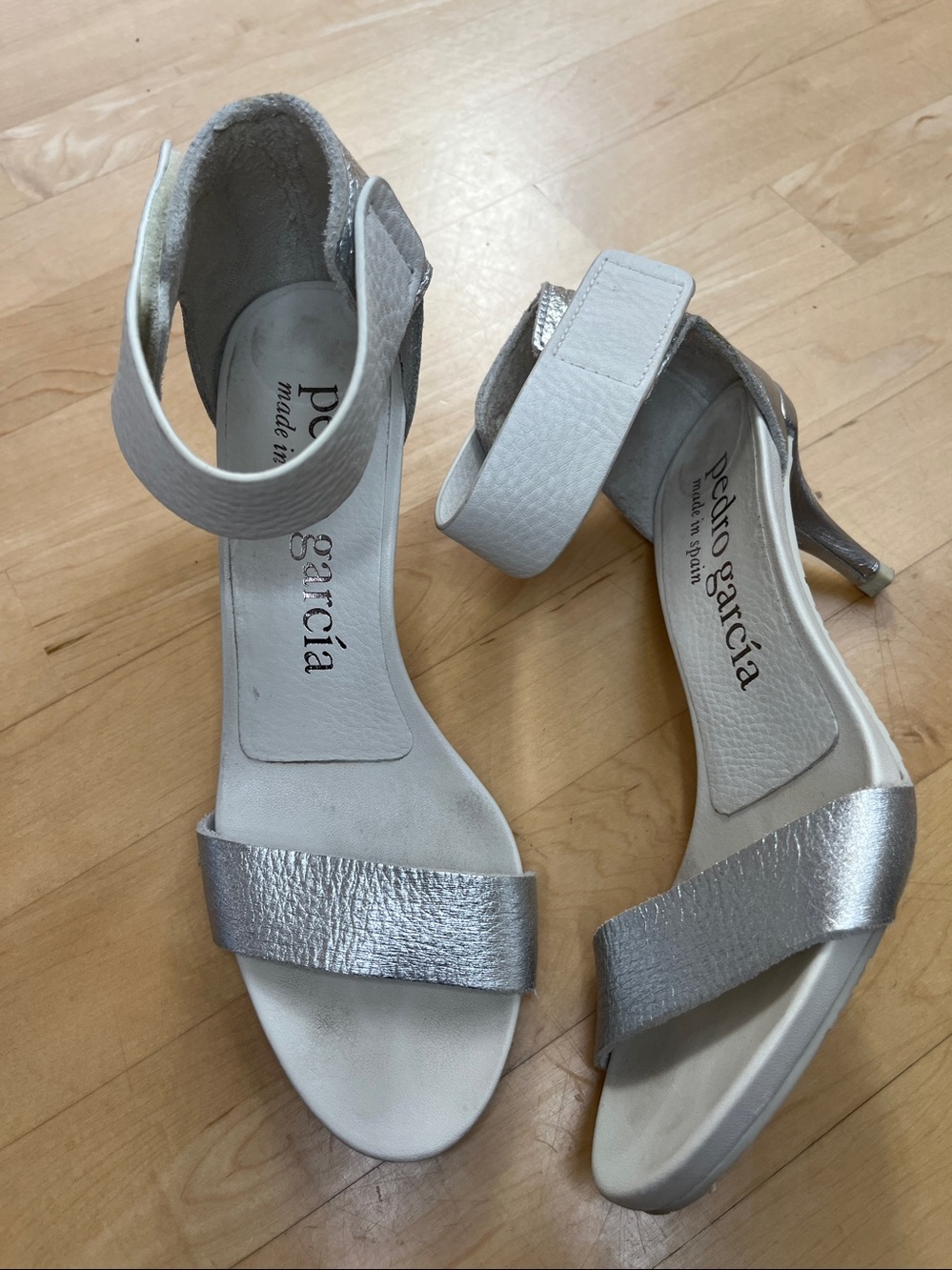 Pedro Garcia Winka Heels
Pebbled Leather White & Silver Metallic EU 37.5 - Picture 4 of 8